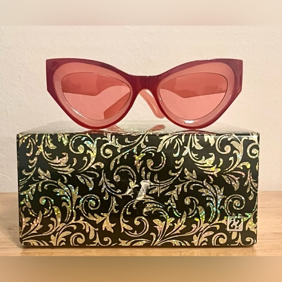 She Wear Accessories - Pink Cat-Eye Sunglasses Fashion-Forward Design
